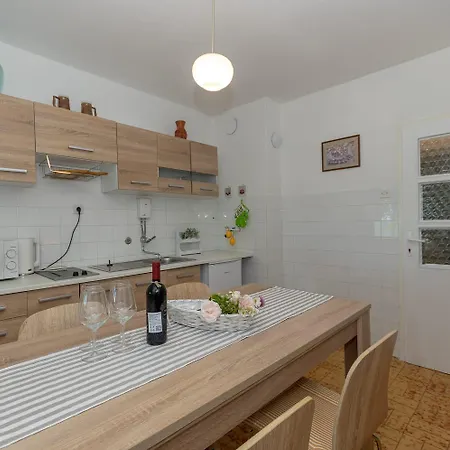 Nona Elza Apartman Trogir